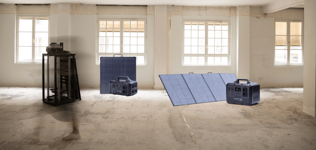 Plusieurs Batteries IZYWATT ainsi que plusieurs panneaux solaires dans un grand espace