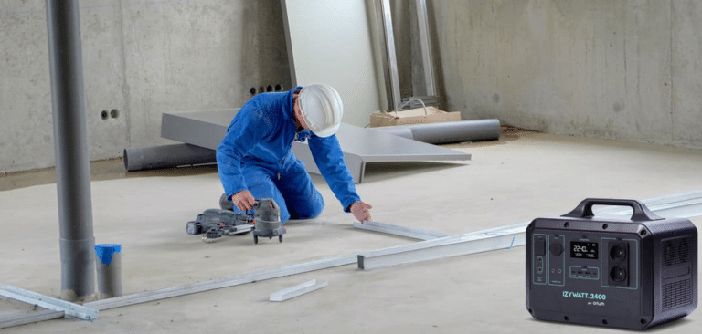 plaquiste qui travail dans un chantier, Batterie IZYWATT, bleue de travail,