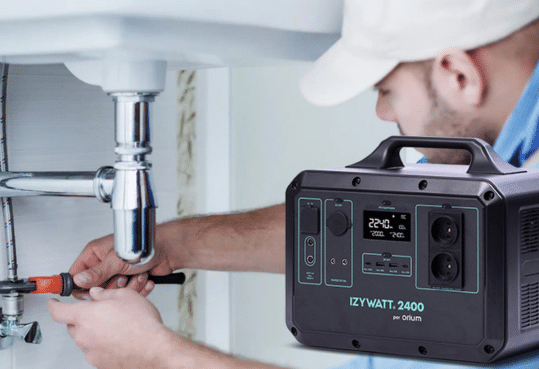 plombier entrain de travailler avec une batterie IZYWATT 2400