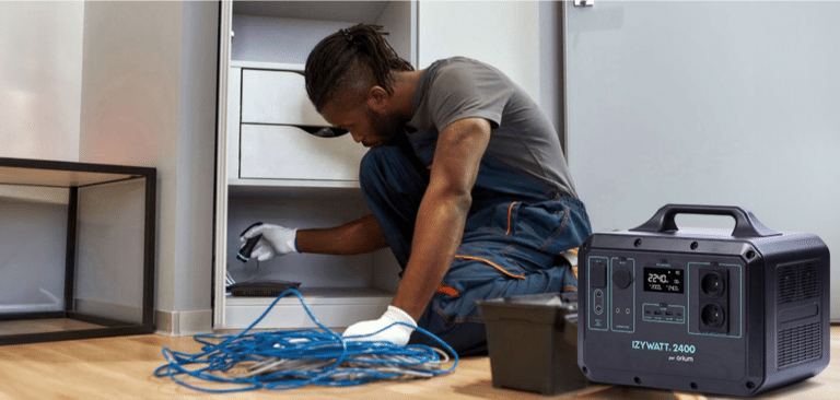 électricien travaillant avec des câbles, Batterie IZYWATT 2400