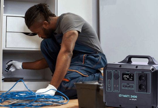 électricien travaillant avec des câbles, Batterie IZYWATT 2400