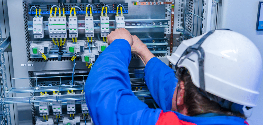 électricien qui travail, énergie verte dans le métier d'électricien