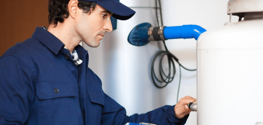 chauffagiste qui règle un chauffage, travail, bleue de travail,