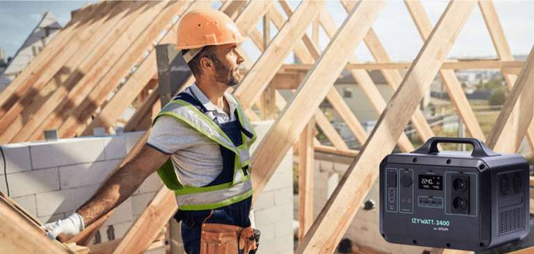Un charpentier regardant son travail, charpentier travaillant le bois, équipement de sécurité, Batterie IZYWATT