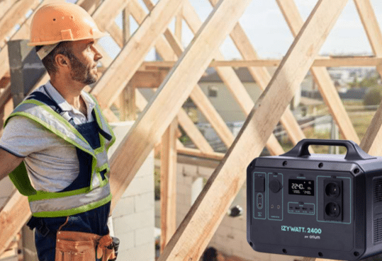 Un charpentier regardant son travail, charpentier travaillant le bois, équipement de sécurité, Batterie IZYWATT