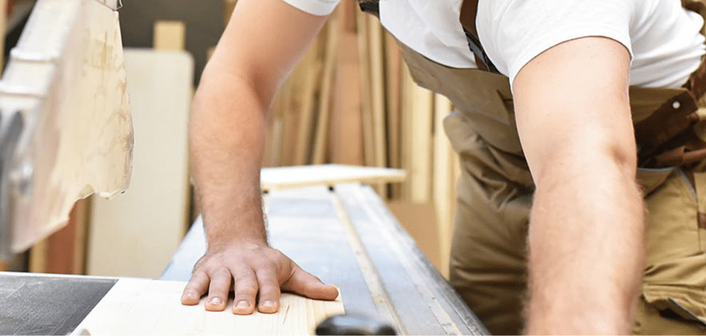 Charpentier qui travail, charpentier qui transforme le bois