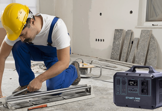 Carreleur coupant du carrelage, chantier, équipement de sécurité, Batterie IZYWATT, énergie verte, énergie solaire