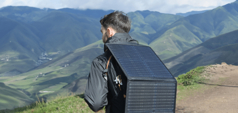 Homme, randonnée, sac à dos, panneau solaire portable, énergie mobile, énergie solaire