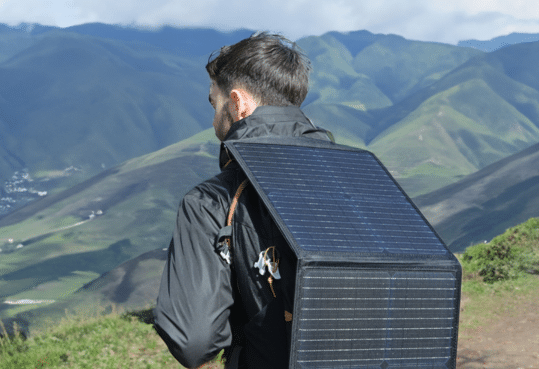 Homme, randonnée, sac à dos, panneau solaire portable, énergie mobile, énergie solaire