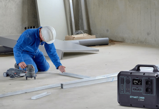 plaquiste qui travail dans un chantier, Batterie IZYWATT, bleue de travail,