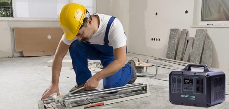 Carreleur coupant du carrelage, chantier, équipement de sécurité, Batterie IZYWATT, énergie verte, énergie solaire