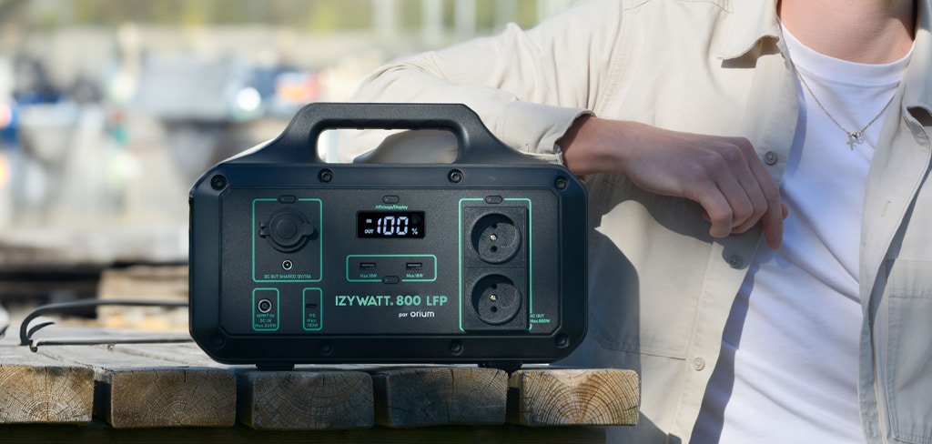 Batterie IZYWATT 800 avec un homme qui la présente, énergie verte, consommation d'énergie faible