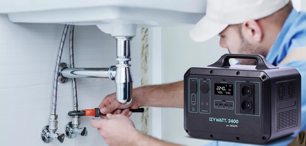 plombier entrain de travailler avec une batterie IZYWATT 2400
